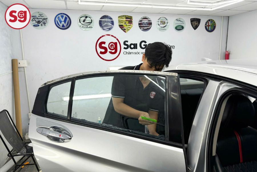 Saigoncarcare: Dán Phim Cách Nhiệt Xe Hơi Chuyên Nghiệp - Giá Ưu Đãi 2024