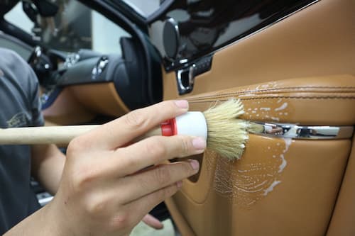Giá vệ sinh nội thất ô tô