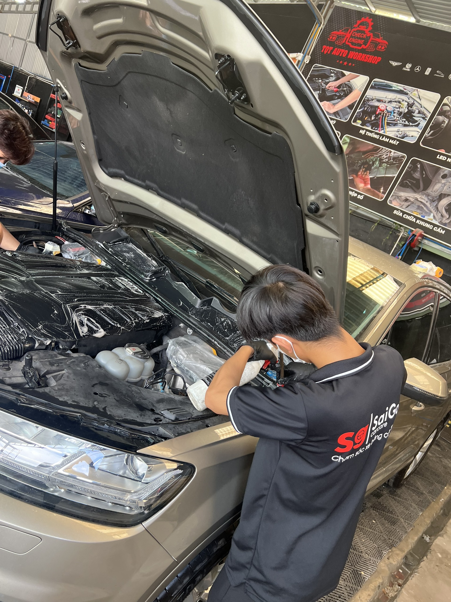 Vệ sinh khoang máy ô tô