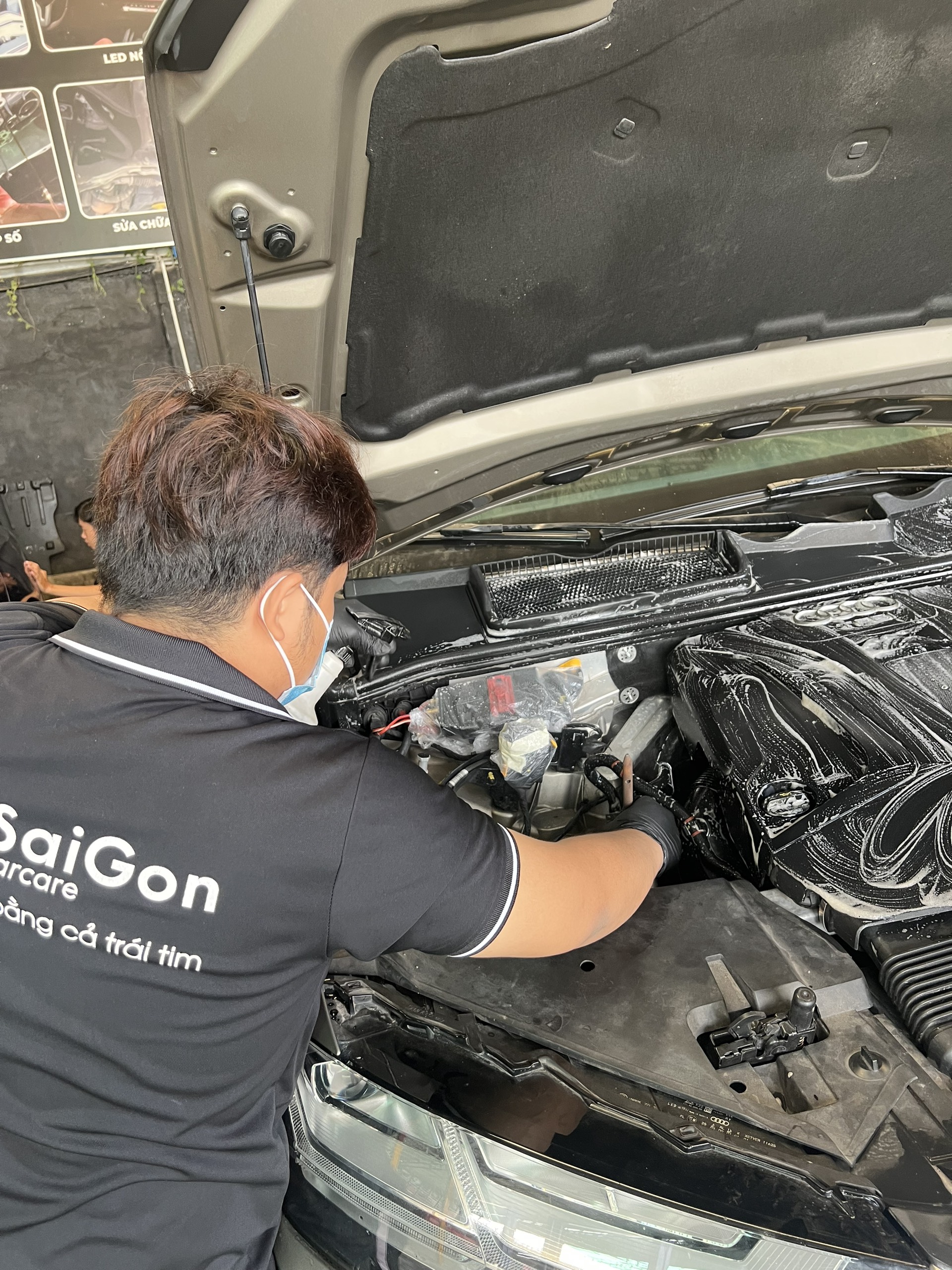 Vệ sinh khoang máy ô tô