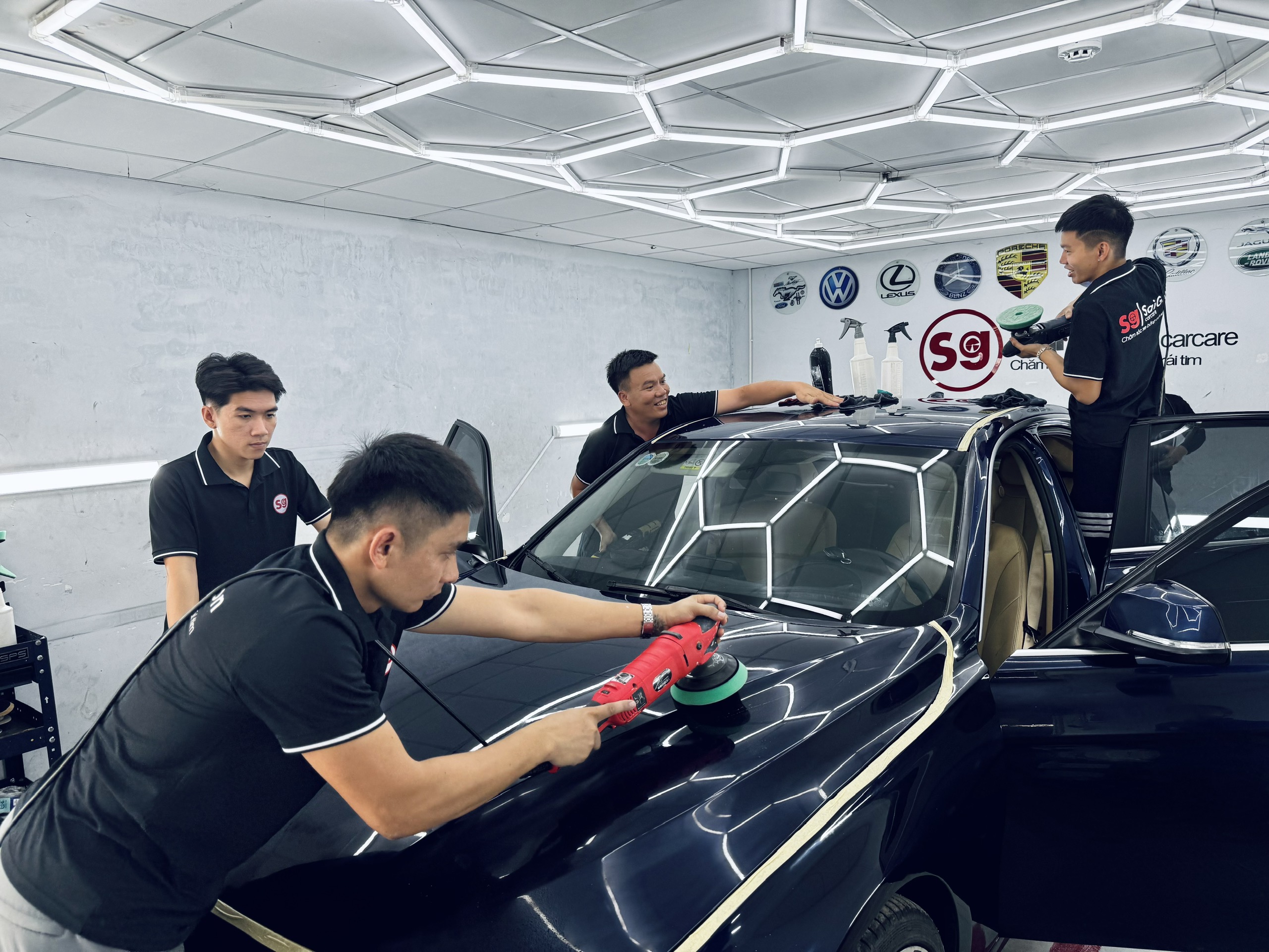 Đánh bóng sơn để giữ cho chiếc xe luôn đẹp, bền