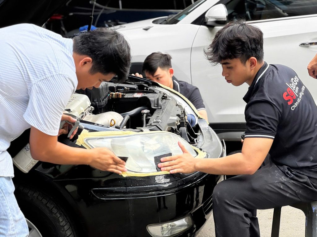Các nguyên nhân khiến đèn ô tô bị ố vàng, mờ đục