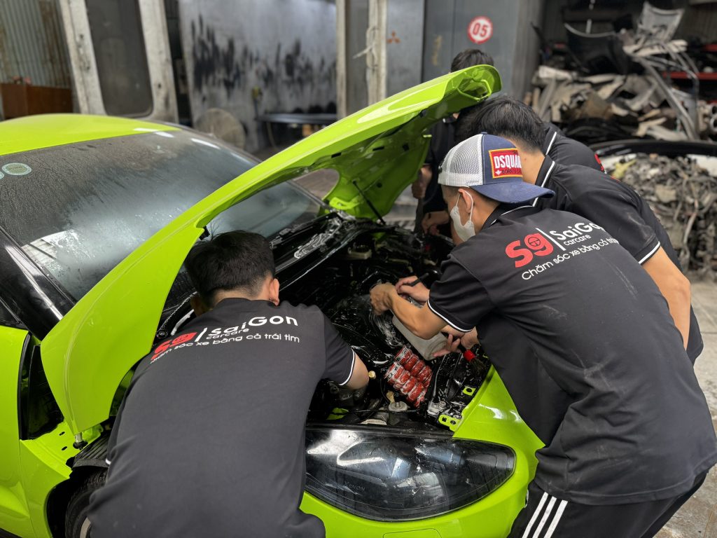 vệ sinh khoang máy xe ô tô