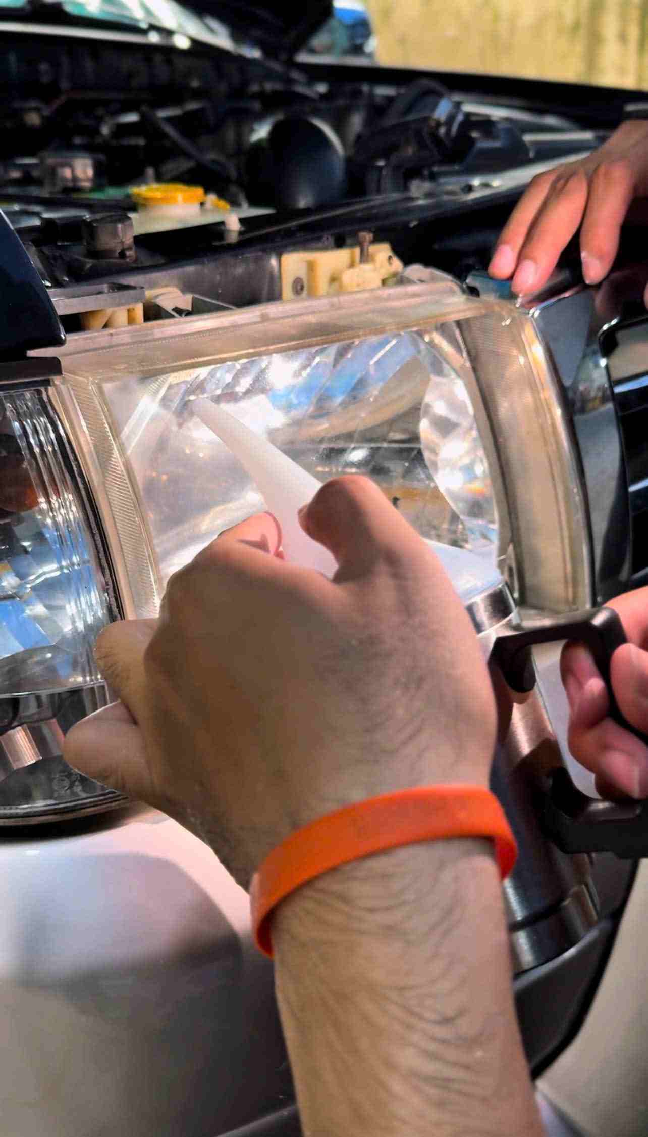 Đánh bóng đèn pha xe ô tô