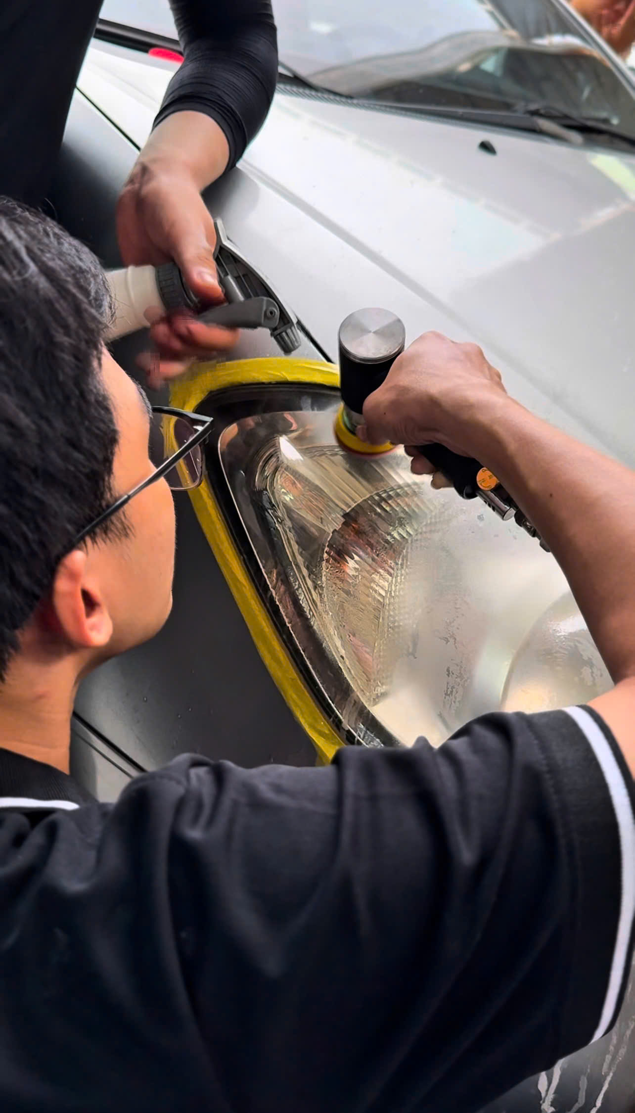 Đánh bóng đèn pha xe ô tô