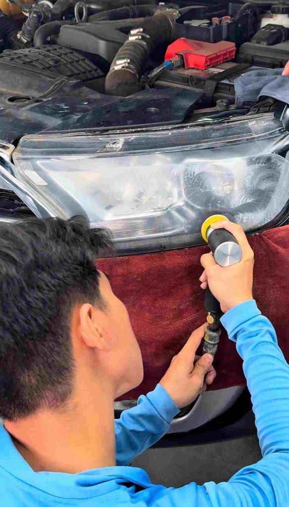 Bí quyết phục hồi đèn pha ô tô giúp xe trông như mới 100%