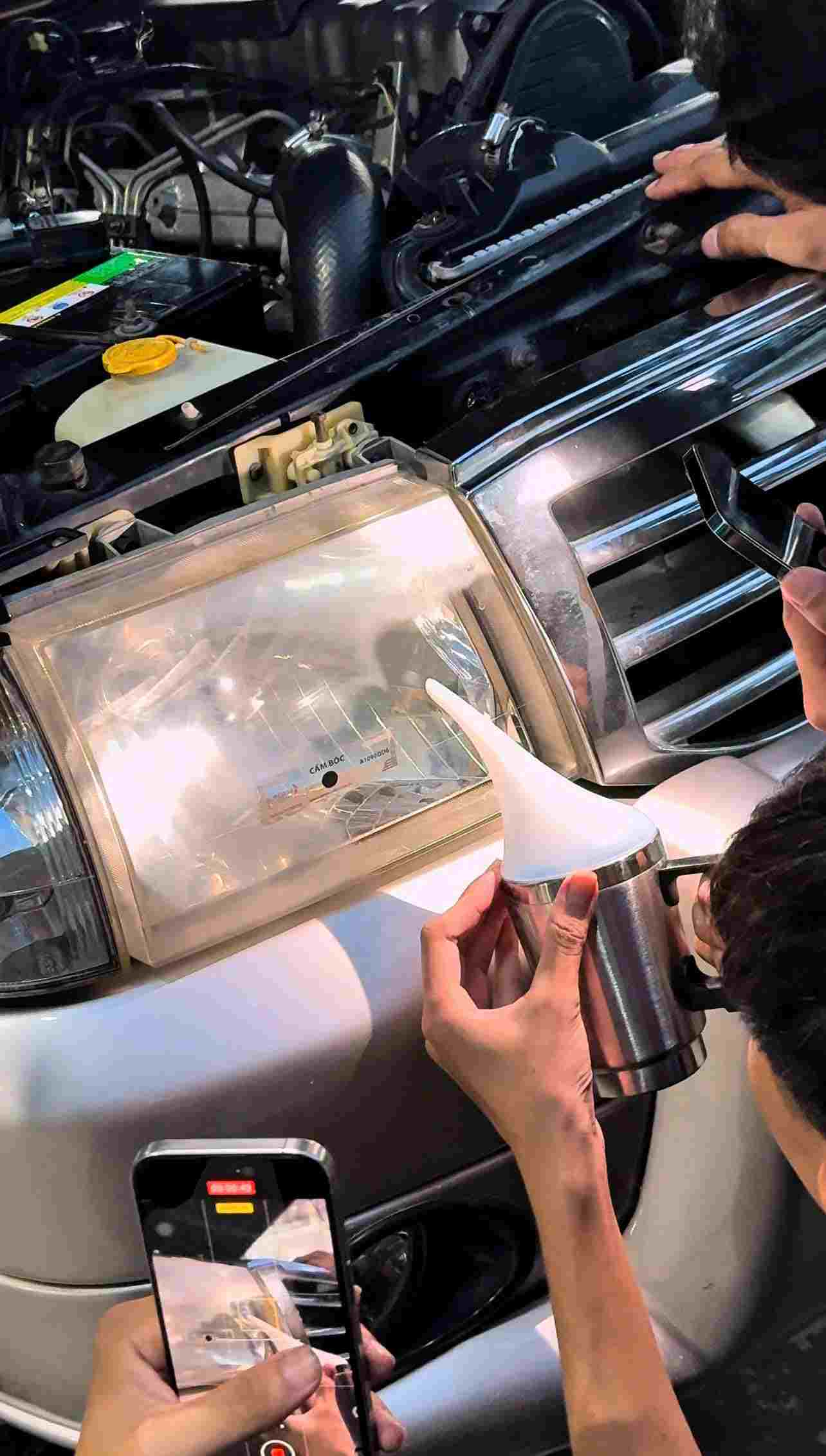 Dịch vụ đánh bóng đèn xe ô tô tại Sai Gon Car Care