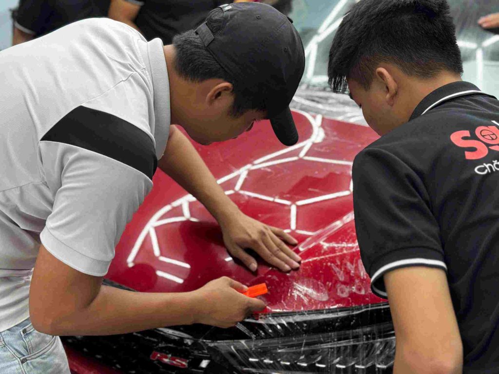 Dán PPF quận 9 bảo vệ sơn xe ô tô luôn mới