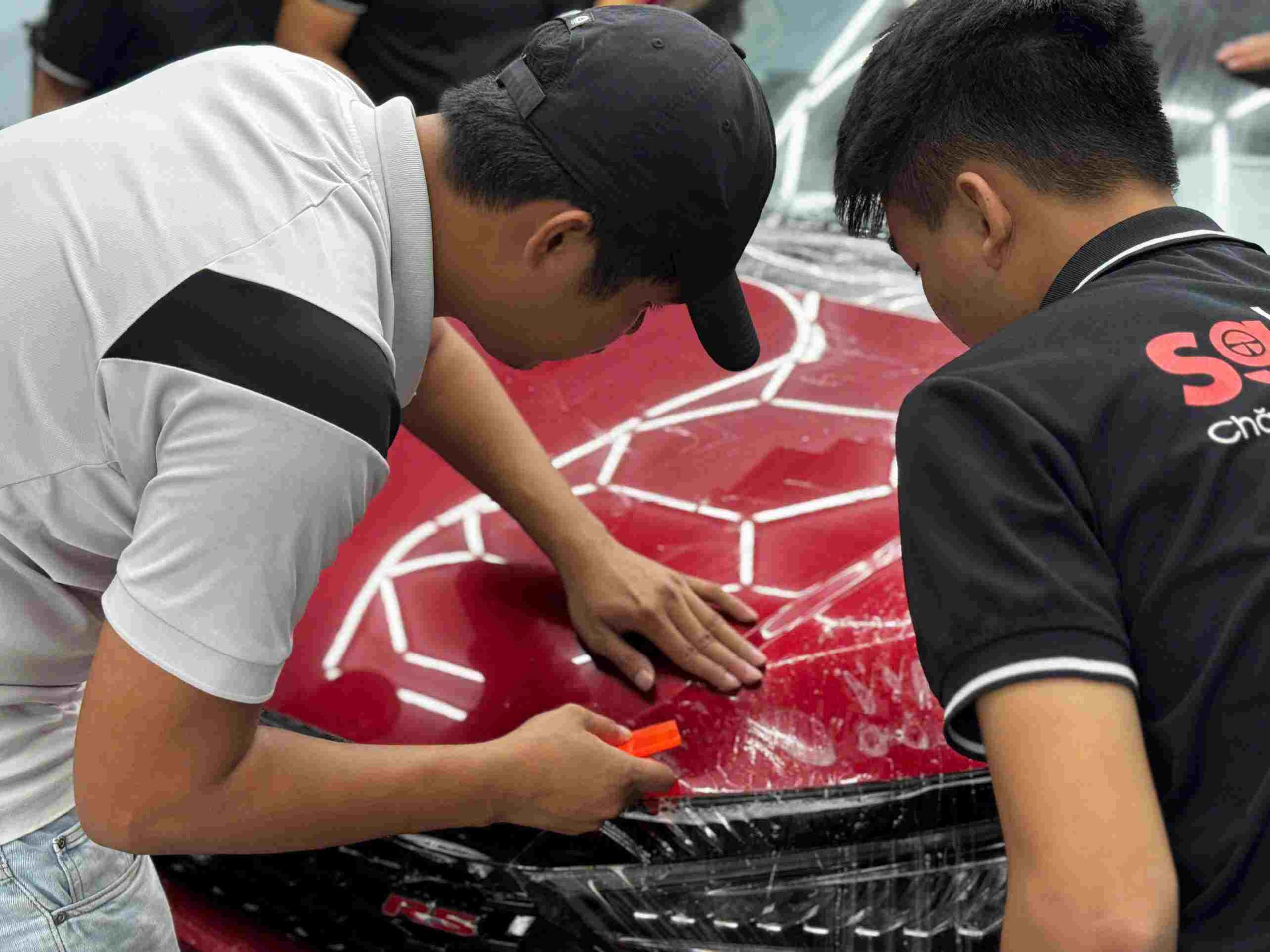 Dán PPF bảo vệ sơn xe ô tô luôn mới